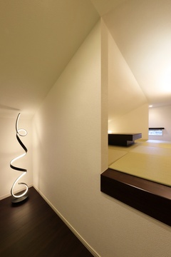 狭い空間を活用した小上がりスペース。畳の質感と照明が、心地よい和の雰囲気を作り出している。