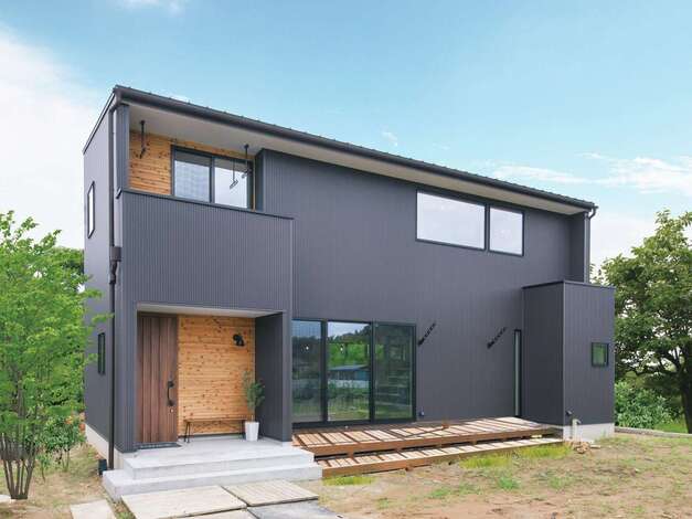 ガルバリウムと木のコントラストが美しいバランスの外観