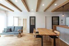 細長いLDKを中心に、西に和室、東に浴室や洗面などの水回りを隣接させた。コンパクトな動線で暮らしやすい