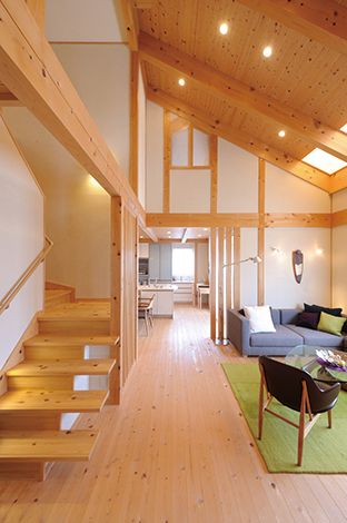 エフエフ住宅【掛川市細田293・モデルハウス】リビングの大きな斜めの梁は、見上げた時に最も開放感があり、美しく見えるよう設計