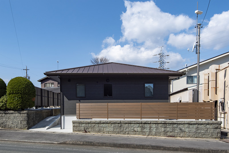 トキワハウス デザイン アンド ビルド（常盤工業）｜モダンなデザインの平屋の外観は、シンプルでスタイリッシュ。周囲の景観に調和しつつ、個性的な存在感を放つ。