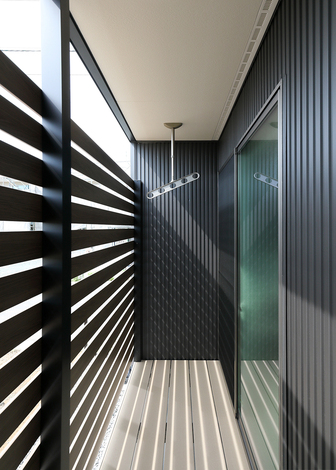 ランドリールームに隣接する物干しスペースです。外からの目線をカットしつつも風通しが良い