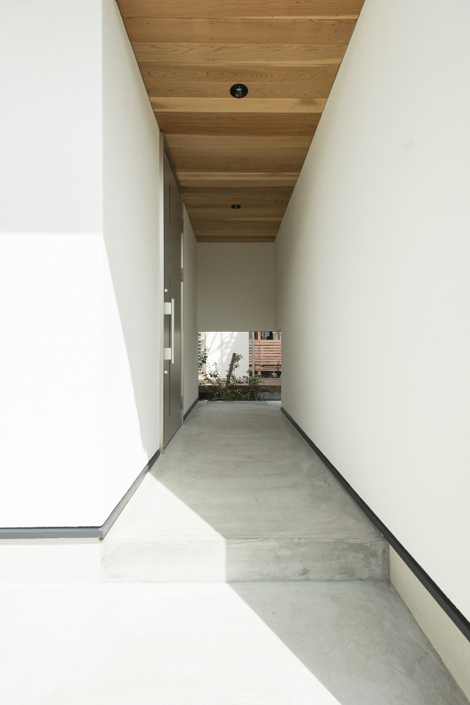 SEIEN ARCHITECT【デザイン住宅、インテリア、建築家】軒天井の板張りが美しい玄関アプローチ。向こう側へ通り抜けられる