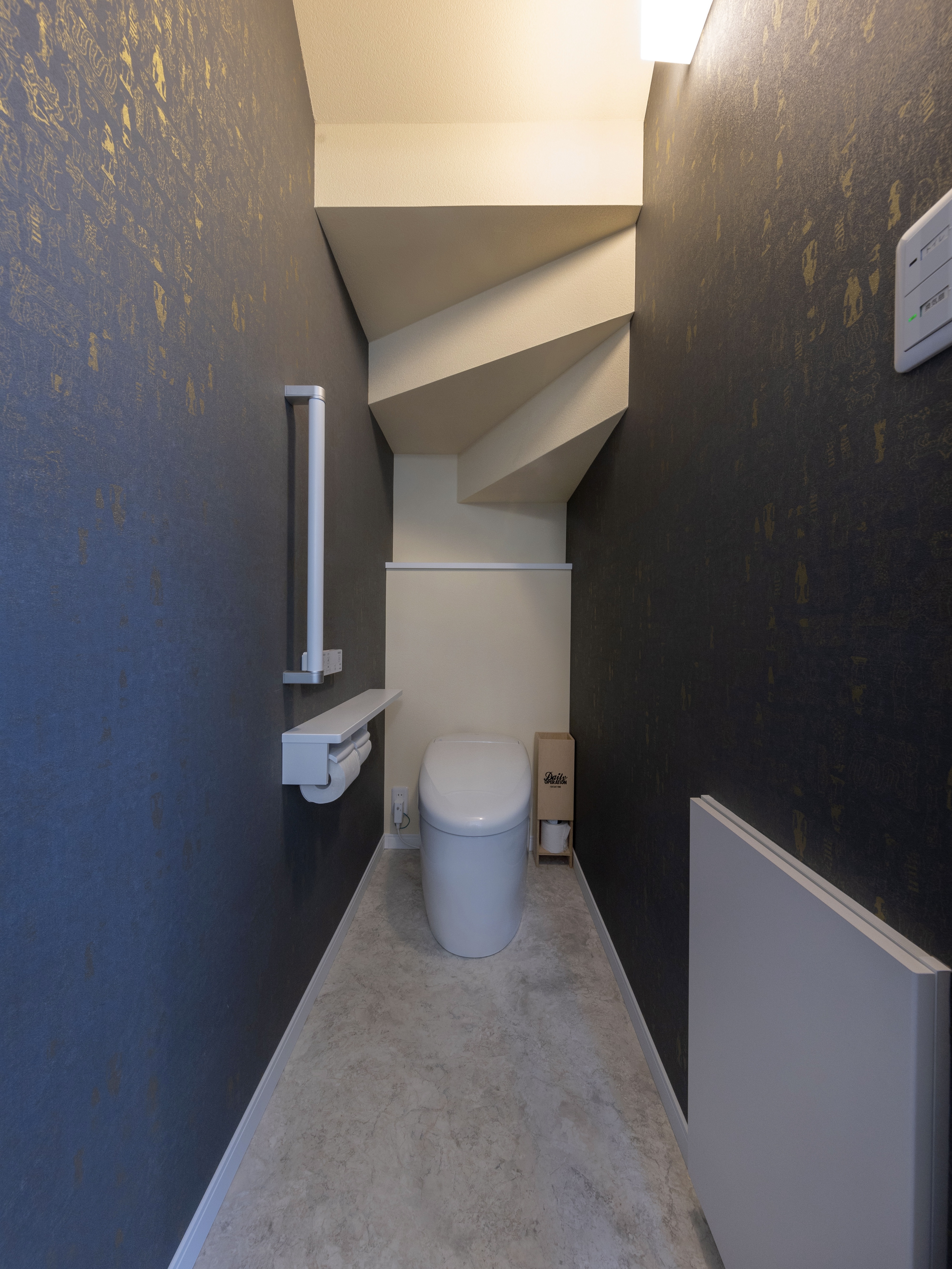 エスホーム｜家全体の室内はホワイトとグレーでカラーを統一しているが、１階トイレだけは別。遊び心から「ウォーリーを探せ」のクロスにした。