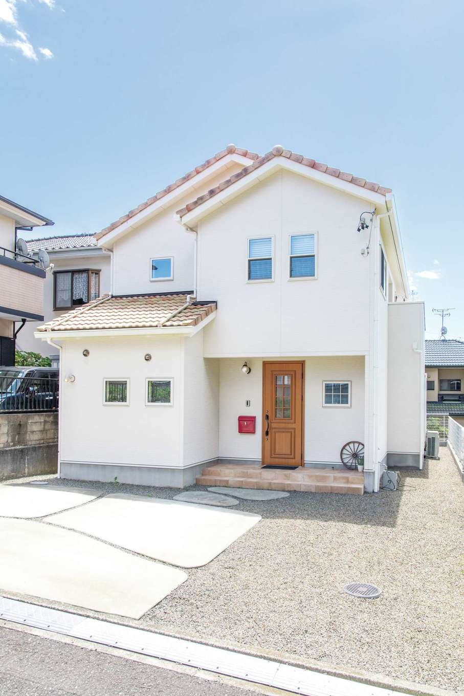 ハートホーム【デザイン住宅、自然素材、間取り】白壁にミックスカラーの洋瓦の屋根が映える南欧風の外観