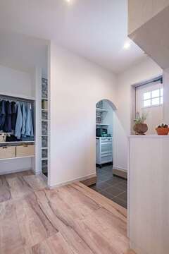 玄関には機能的で広いシューズクローク。上着を掛けるパイプも付けた