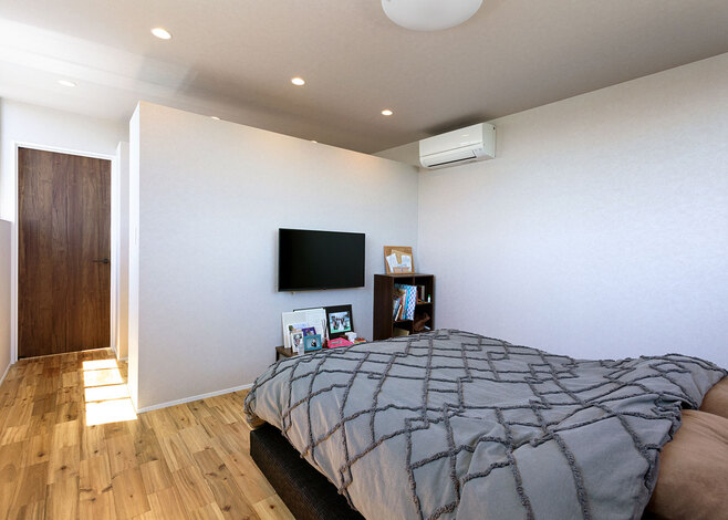 ウォークインクローゼットと緩やかな仕切りを設けた寝室