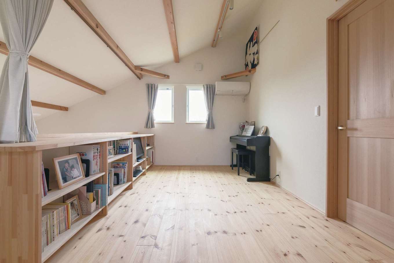 Casa（カーサ）【デザイン住宅、子育て、趣味】吹き抜けにあるフリースペースには書棚を造作