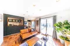 自然光あふれるシンプルモダン空間で過ごす日々