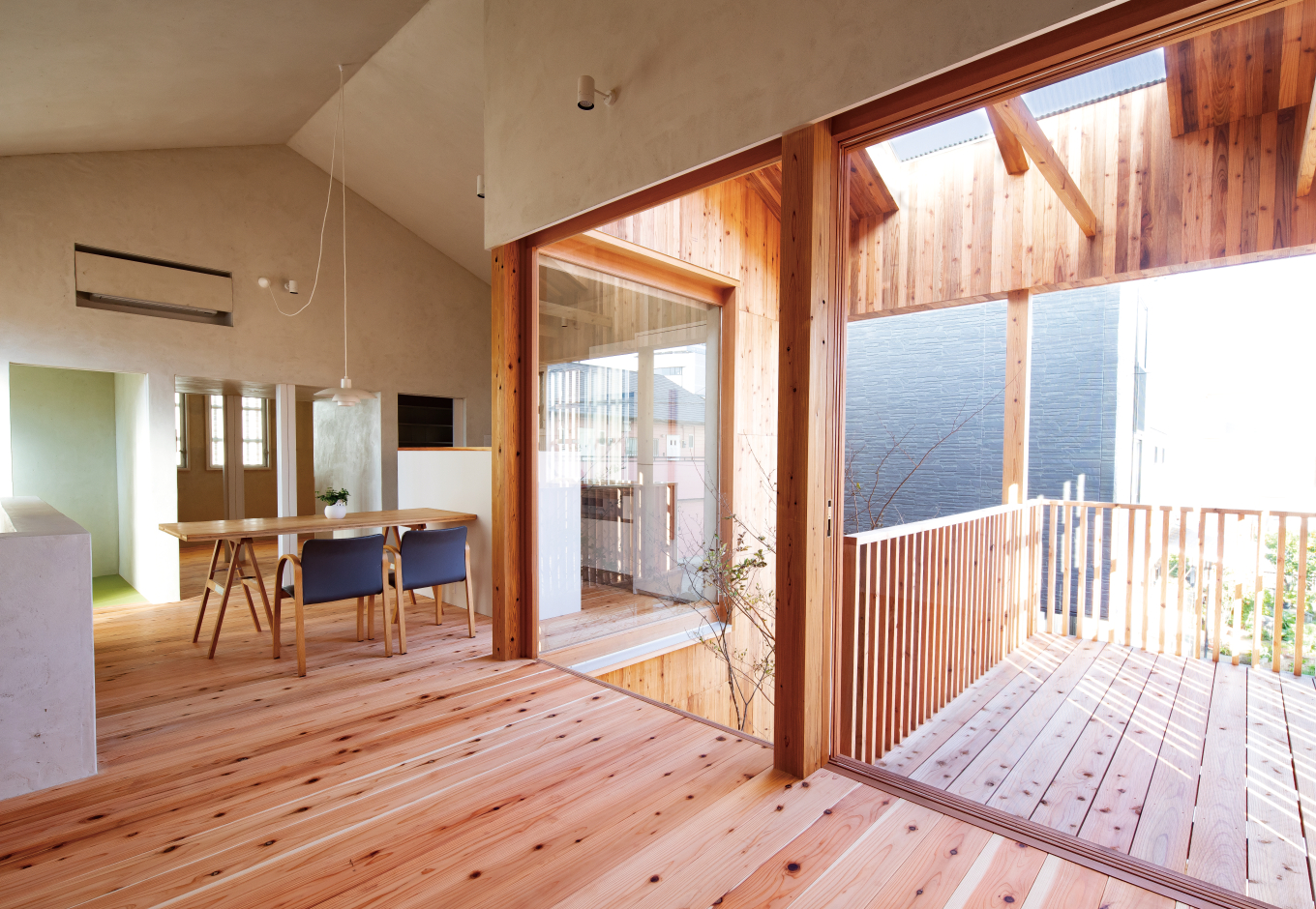 建杜 KENT（大栄工業）【デザイン住宅、間取り、建築家】LDKの一角には段差を付けて、リビングスペースを緩やかに区切る。大きな窓を開けると、玄関ポーチの天井を兼ねたテラスに続く