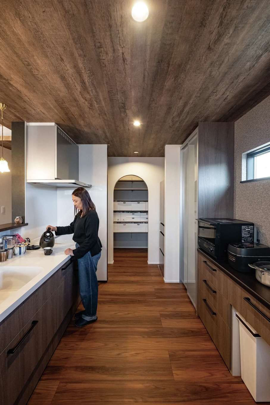 静鉄ホームズ【デザイン住宅、収納力、間取り】動きやすいキッチン。可動棚のパントリーは使い勝手抜群