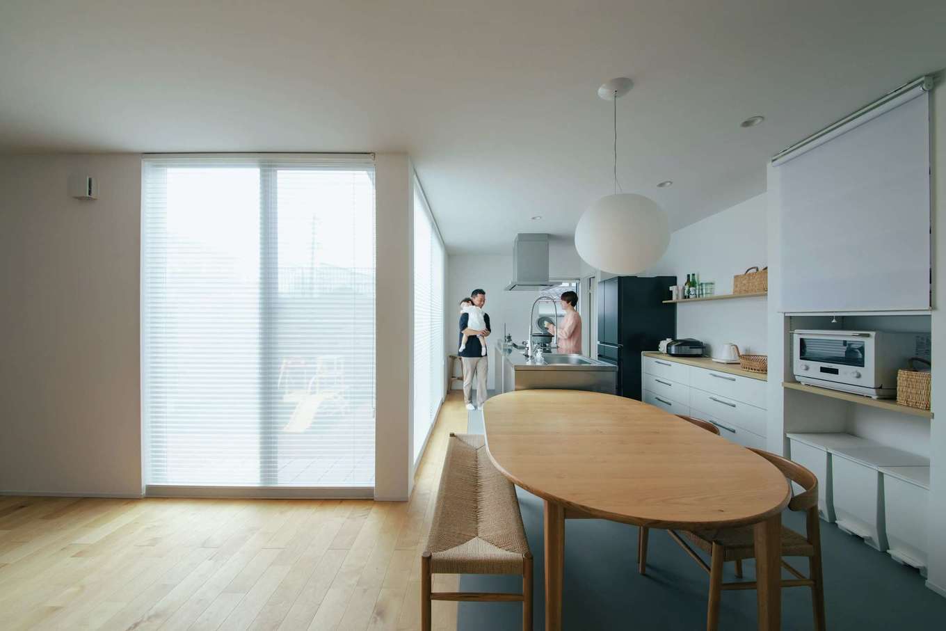 金子工務店/めぐみ不動産【デザイン住宅、間取り、建築家】シンプル＆モダンにコーディネートした20畳余りのLDKには、中庭からの光と風が招かれる。アイランドキッチンを起点にぐるりと回遊できる動線が共働き・子育て夫婦の家事時間を短縮してくれる