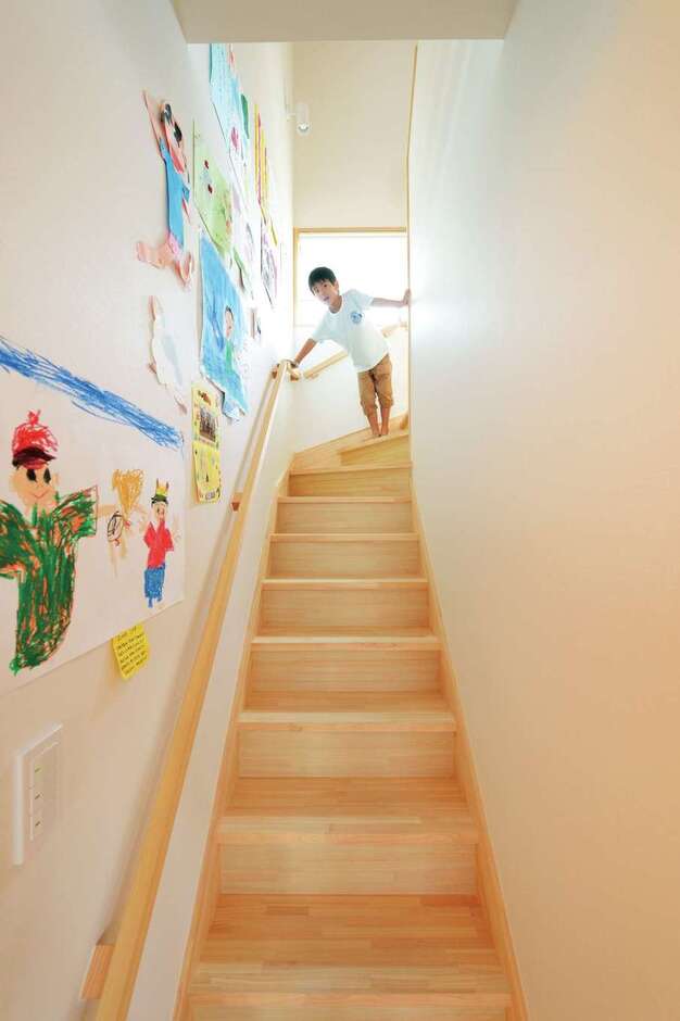 家族が毎日顔を合わせられるリビング階段。いつしか、子どもの作品を飾るギャラリーに