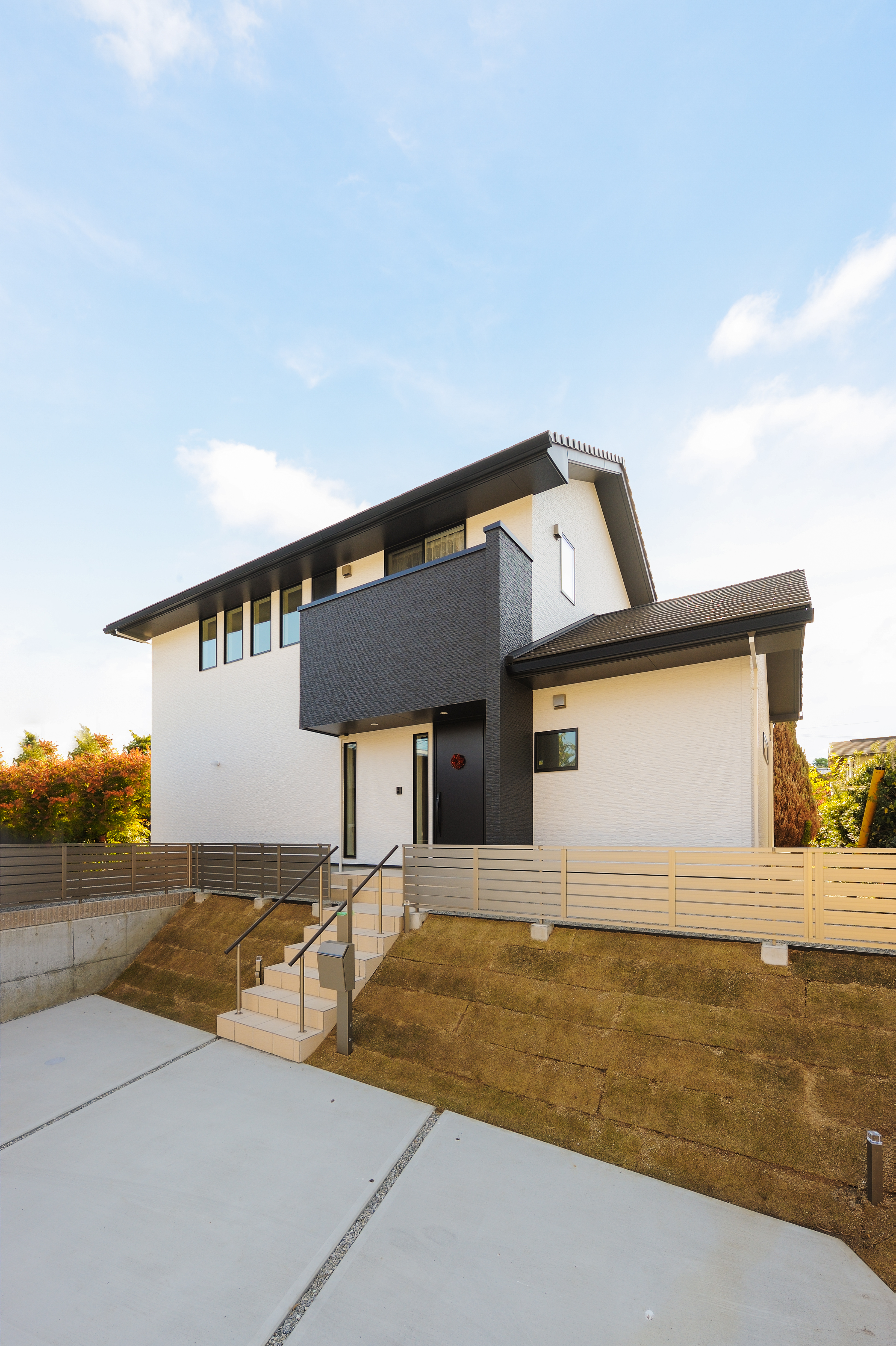 REIWA HOUSE（令和ハウス）｜モノトーンのシンプルな外観。
汚れを分解する光触媒コートの外壁は20年以上塗り替え不要でメンテナンスの負担が少ない。
