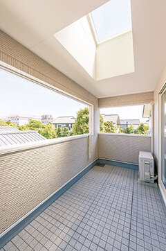 兄妹の家の広いバルコニーを参考にしつつ、雨の日でも洗濯物を干せるよう屋根付きに。天窓から明かりをとるため、明るいインナーバルコニー