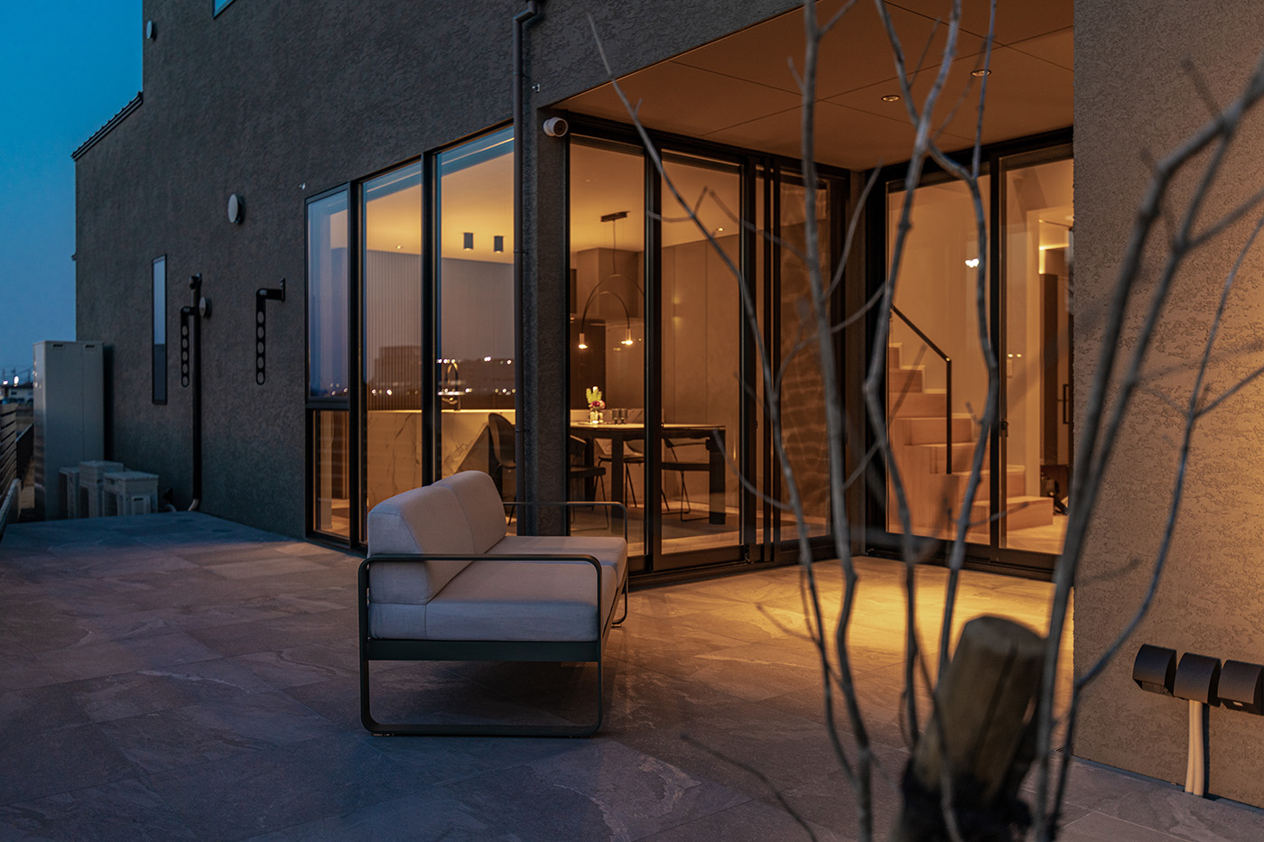 la CASA（ラ・カーサ）【デザイン住宅、建築家、インテリア】外と中を曖昧につなぐタイルデッキ