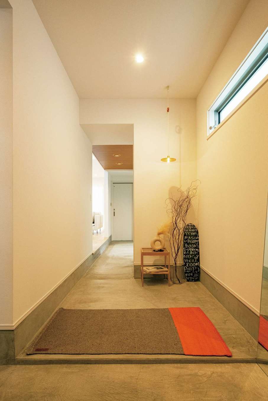 ハートホーム【デザイン住宅、高級住宅、間取り】数cmのわずかな段差がたたきと廊下の境目。フラットなため視線を遮らずにすみ、奥行きが広く感じられる