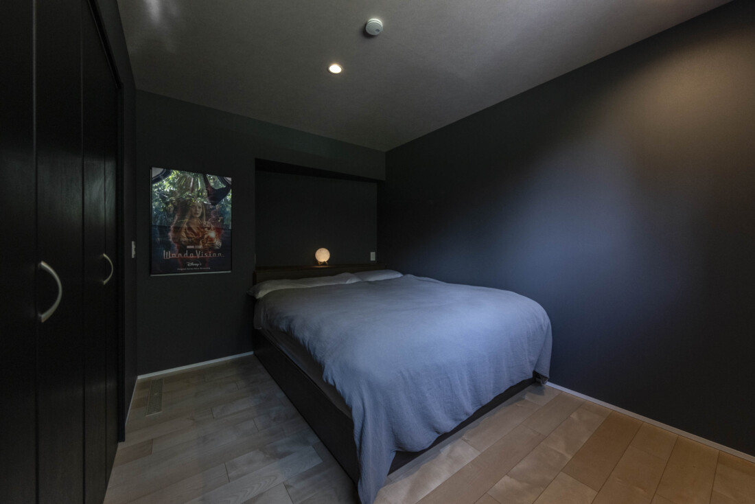 チェックハウス｜落ち着いた色合いでまとめられた寝室。シンプルなインテリアがリラックスした雰囲気を醸し出し、快適な睡眠空間を提供する。