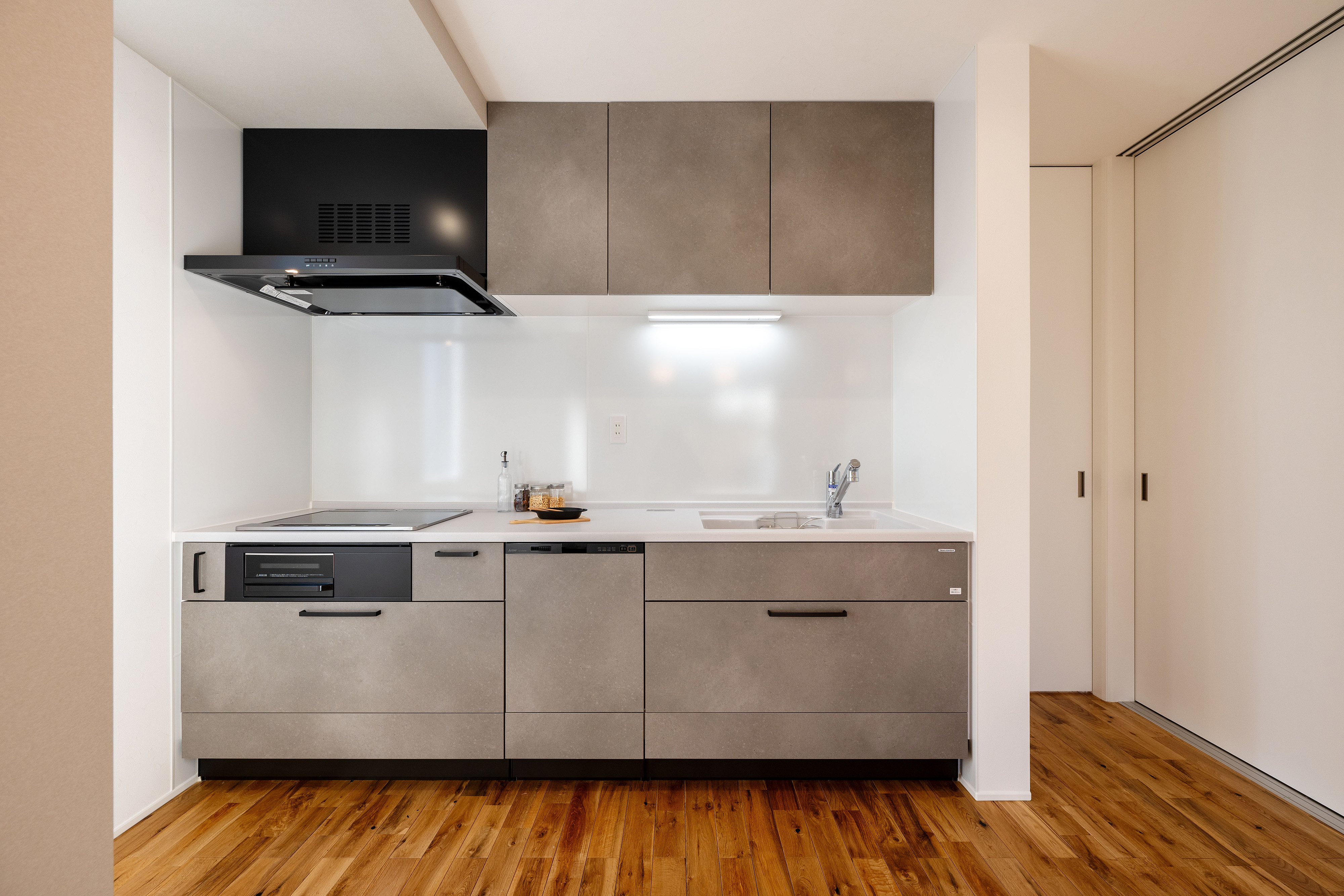 ハウスプラン（R＋house沼津・富士）【間取り、建築家、平屋】壁付けキッチンだが、家族との距離感は近い