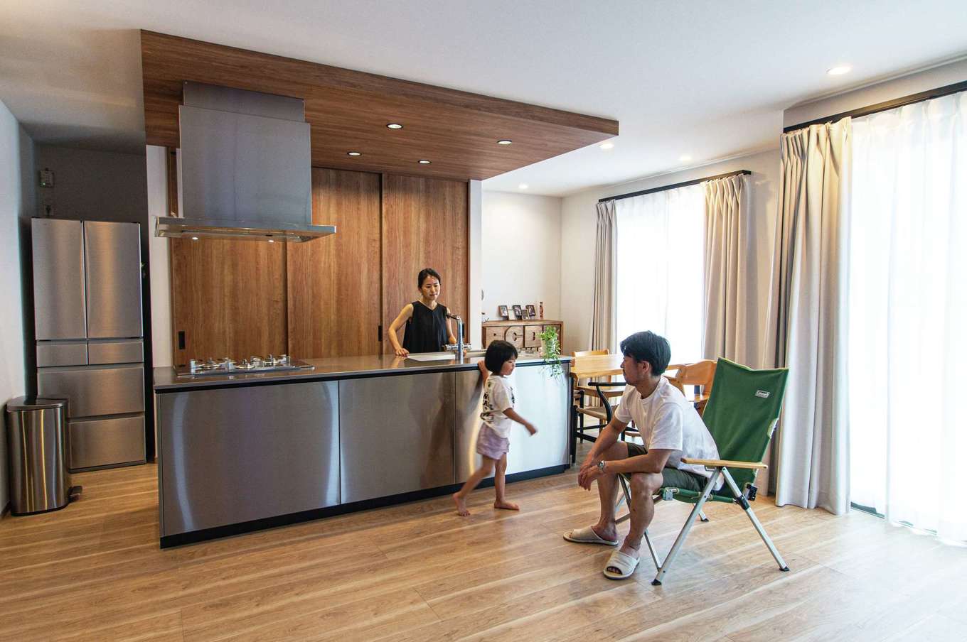 さくらホーム【デザイン住宅、収納力、間取り】特に奥さまが長い時間を過ごすLDKは、視覚的にもくつろげるよう、落ちついた色合いでコーディネート。お気に入りのアイランドキッチンの質感がアクセントになっている