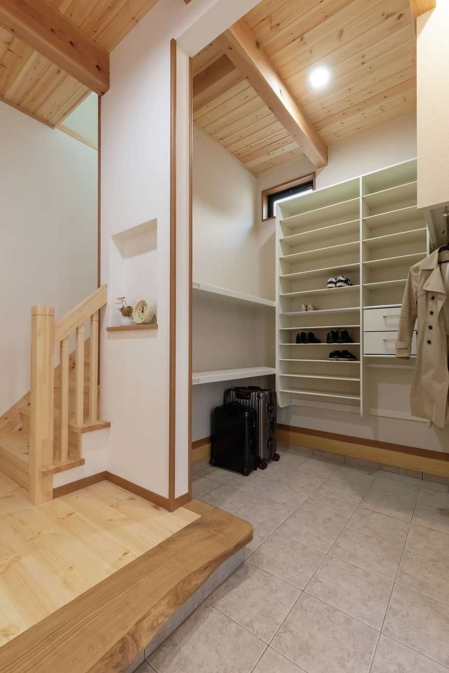 住まいるコーポレーション【デザイン住宅、和風、自然素材】玄関のシューズクロークはオープンにしてあるので、荷物の出し入れが便利。旅行用トランクやアウトドアグッズもすっきり収納