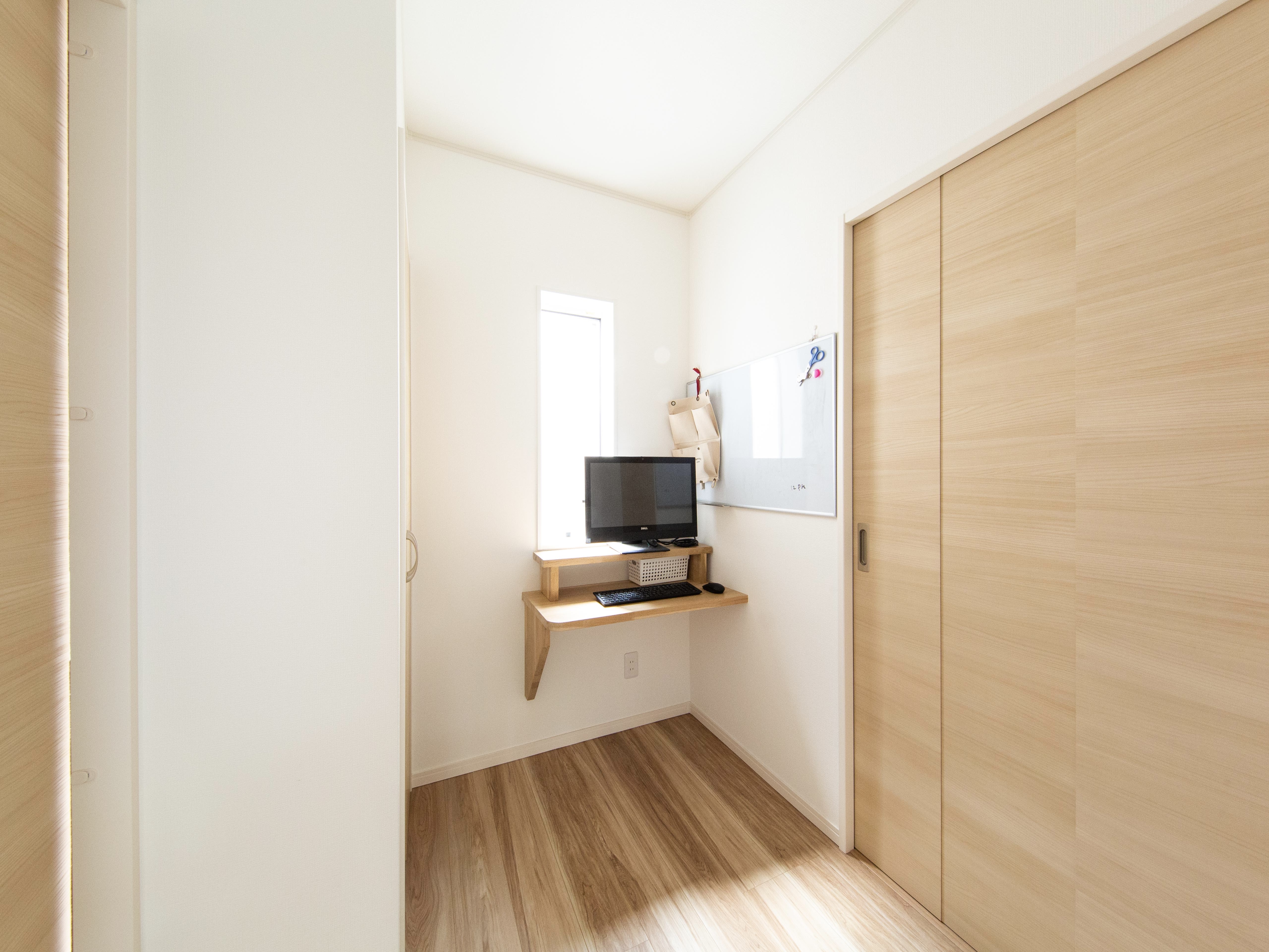 エスホーム｜明るい南面の２階ホールに作られた、コンパクトながら機能的なパソコンスペース。