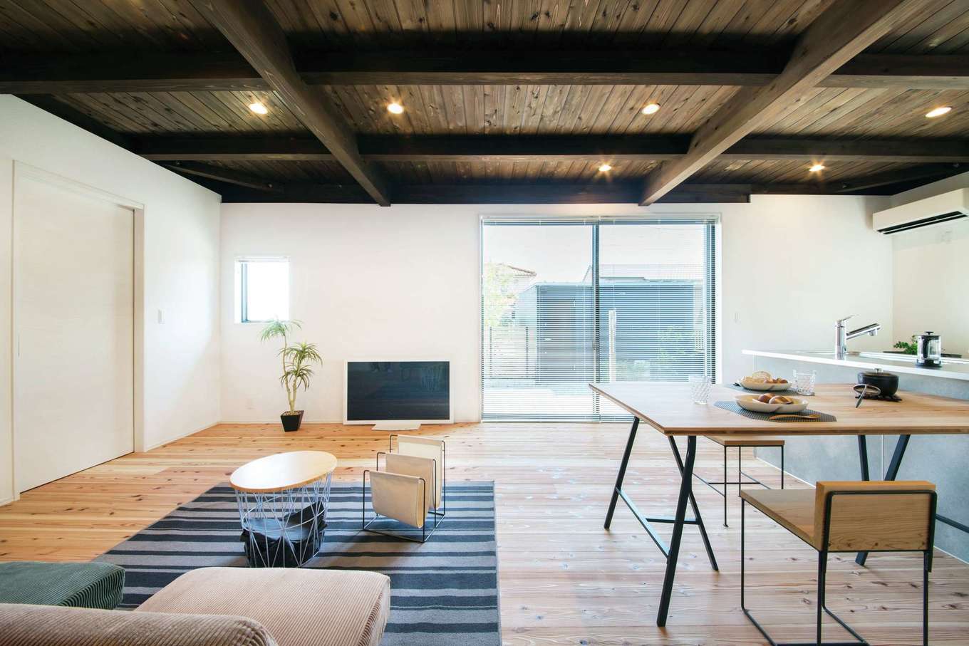 住たくeco工房【1000万円台、平屋、ガレージ】ダイニングやリビングで寛ぐ際にも大きな窓から外を眺められる