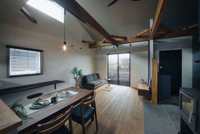 無垢材とタイルでゆるやかにゾーニングされたリビング。タイルは、お手入れが簡単なので薪ストーブのメンテナンス時も安心だ
