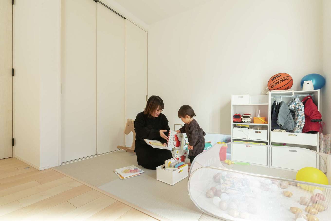 HAPPY HOUSE（山田工務店）【デザイン住宅、子育て、間取り】LDKの一角に畳スペースを希望した。子どもが小さなうちはキッズスペースとして利用。「おもちゃや絵本はここにまとまっていればOK」とすることで、LDKのキレイが保たれ、気持ちにもゆとりが生まれる。外からの視線に配慮し、すりガラスを選択している