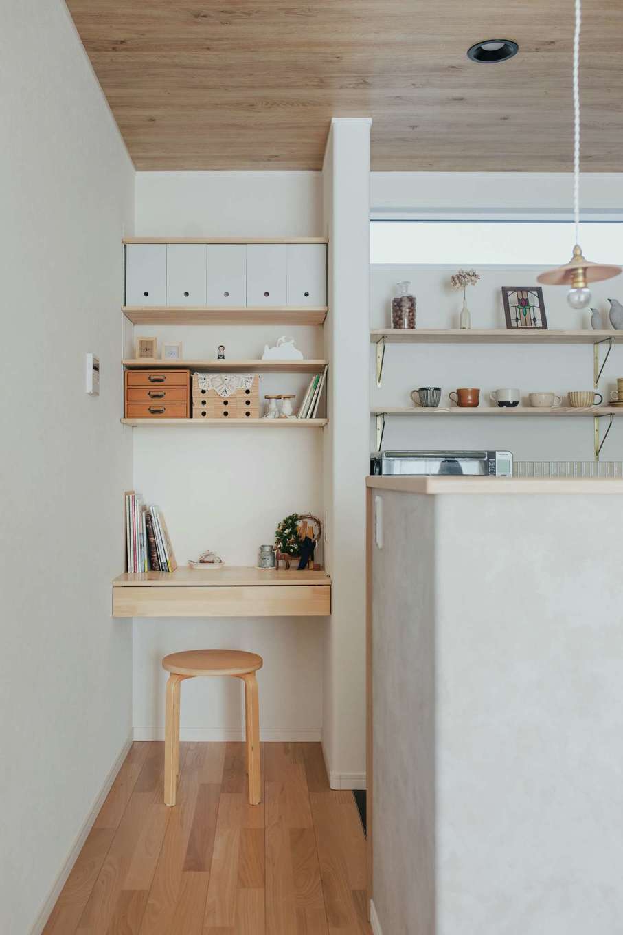 子育て安心住宅 Design Craft Office【デザイン住宅、子育て、間取り】棚や引き出し付きの机はご主人の手によるもの。壁には下地だけ入れてもらい、金具の取り付けから板の加工まで、好きな雰囲気・使いやすさに仕上げた。テレビの下や玄関の棚も同様に。断られる会社もある中、同社は快く応じてくれたそう