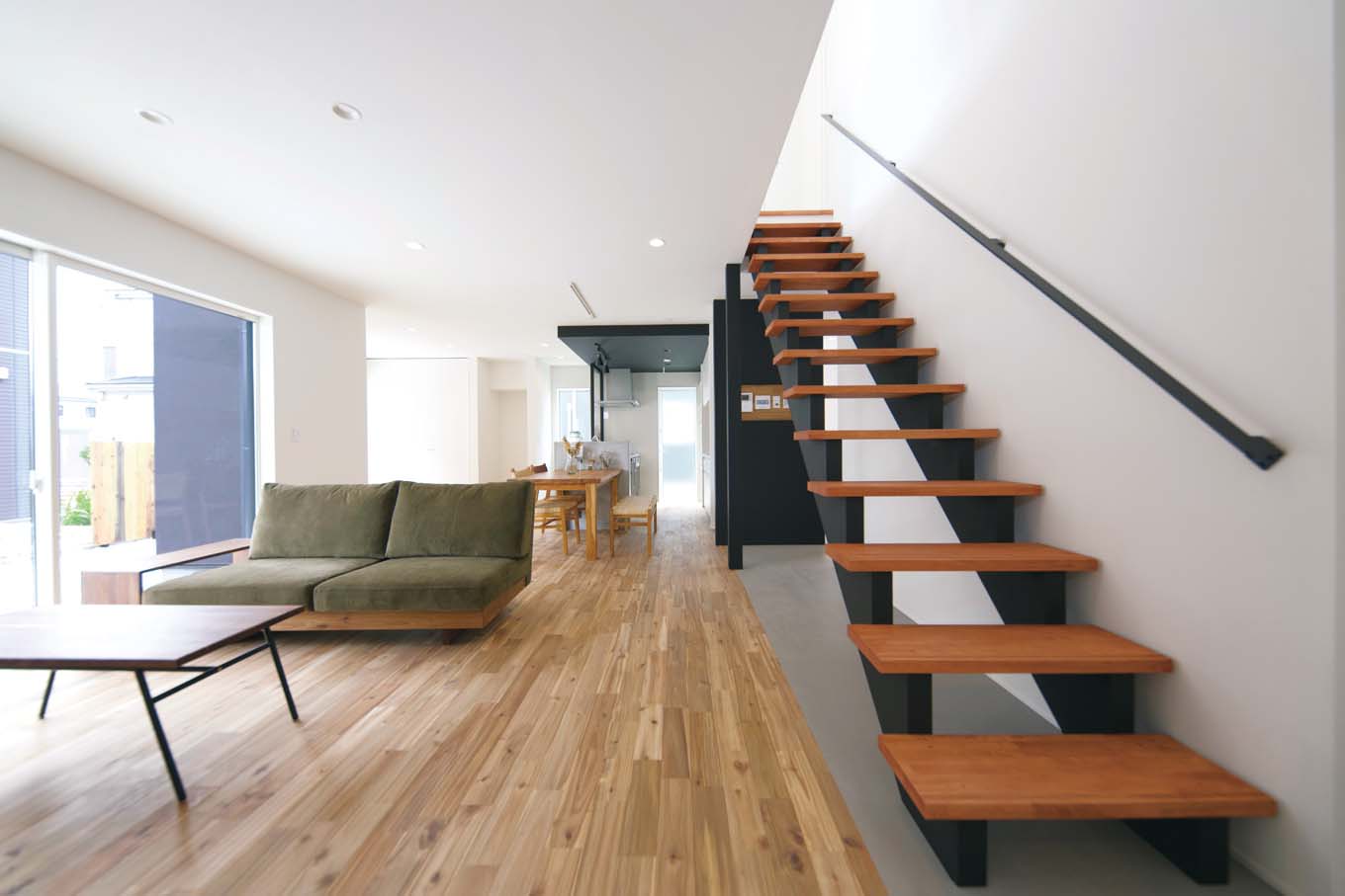 ARRCH アーチ【デザイン住宅、建築家、インテリア】リビングからダイニングまで奥行が感じられるLDK。ストリップ階段に沿った壁側に浴室を設け、その奥に洗面とランドリーを一直線に配置