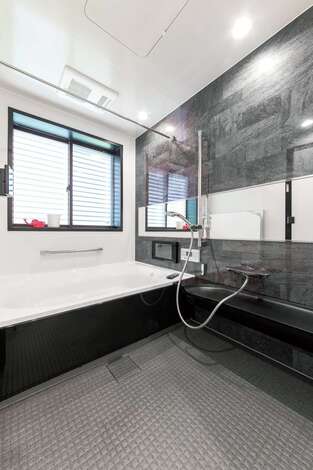 1階の浴室は、とにかく広い。無駄のない収納と動線設計の成せる技