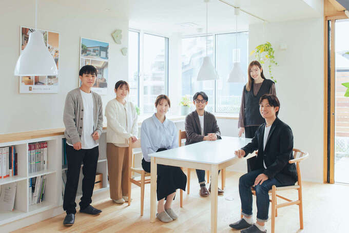 きれいなスタジオで設計士と楽しく打合せ