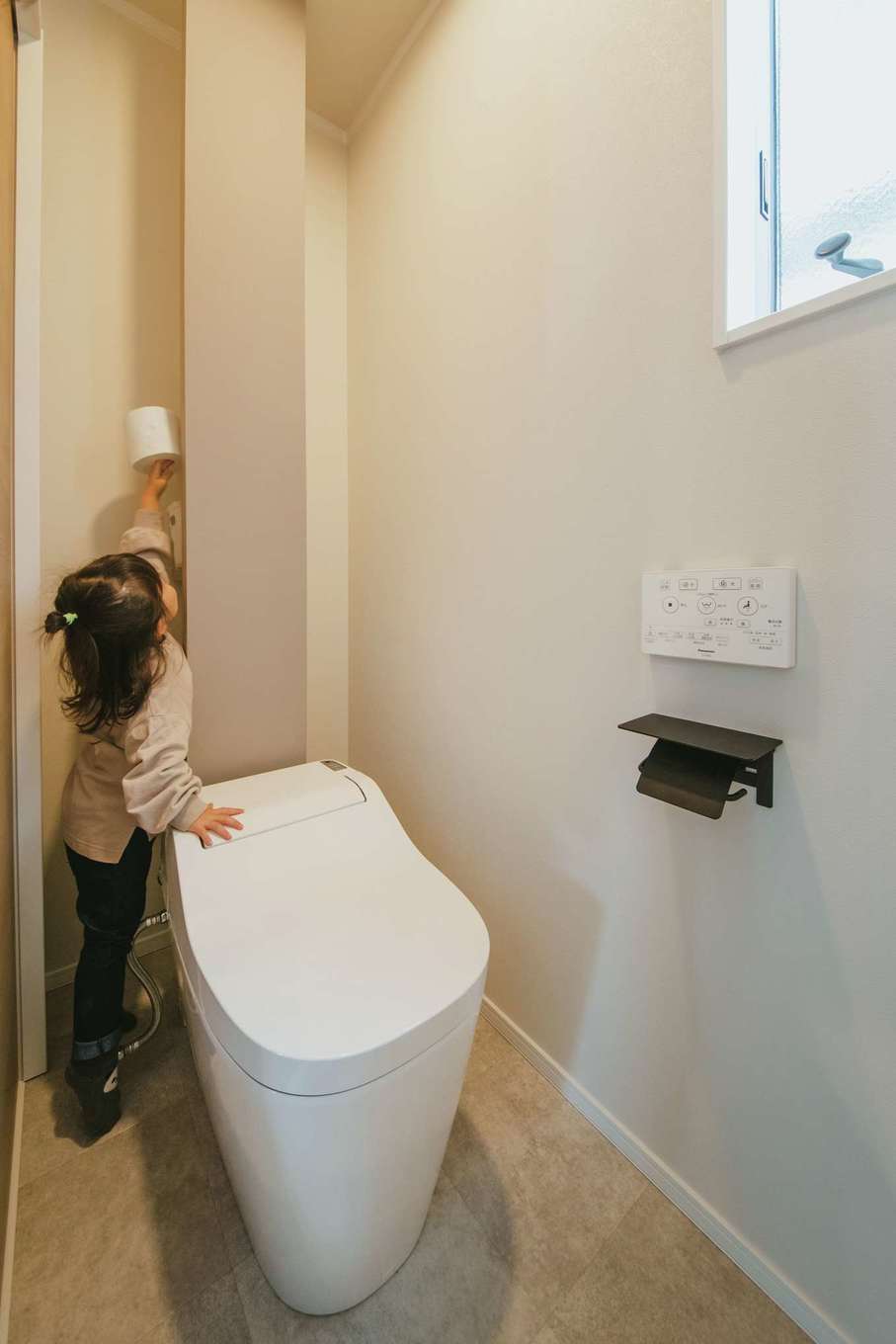 Yamaguchi Design 掛川店（アイフルホーム 掛川店）【デザイン住宅、子育て、間取り】「トイレがリビングと近いので、子どものトイレトレーニングのときに便利です」と奥さま。背面に設けた壁面収納はインスタで見つけたアイデア