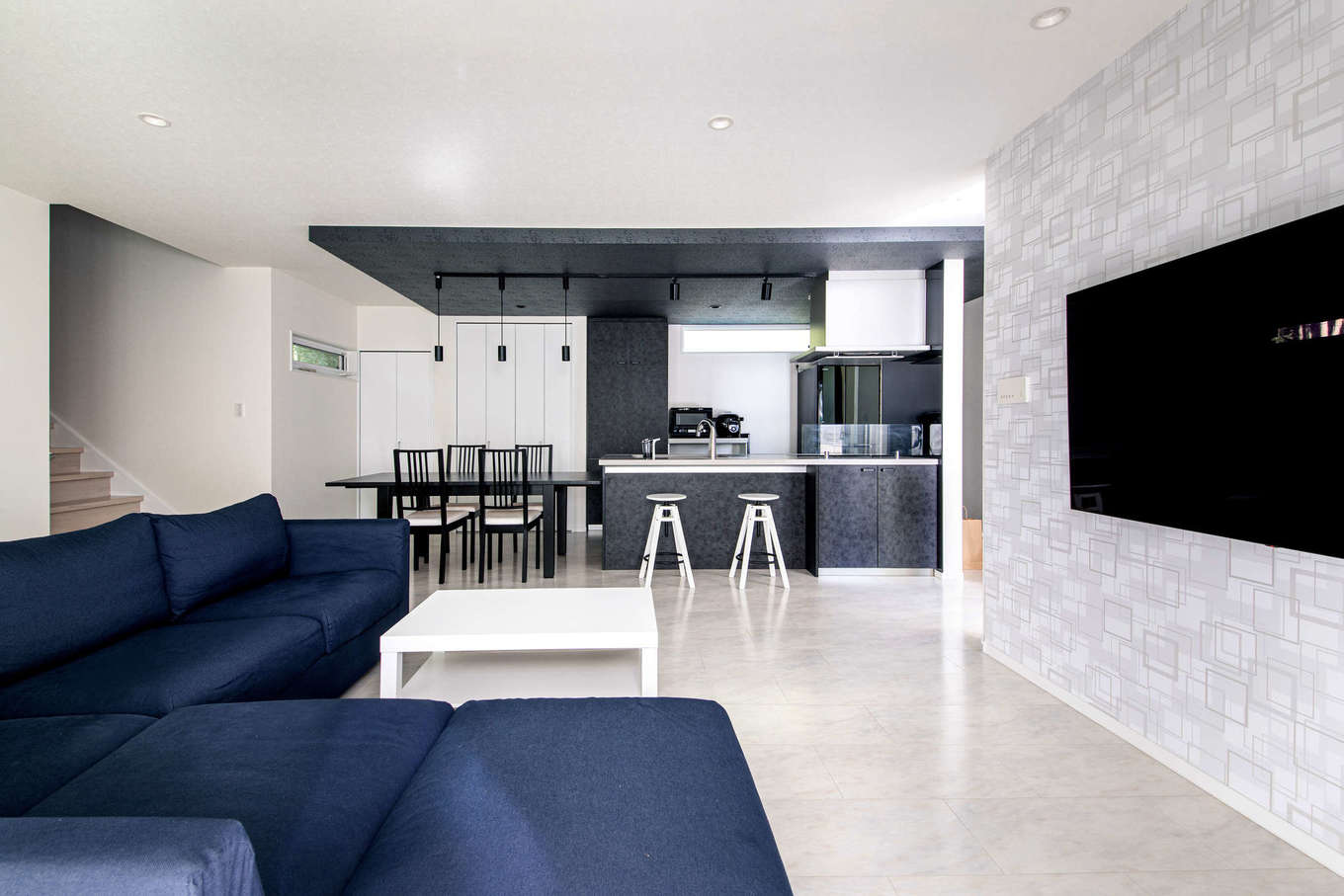 吉川住建【子育て、省エネ、ガレージ】これだけの大空間でも、高気密・高断熱により、冬は暖かく、夏は涼しく、年中快適。また、太陽光発電を導入し、省エネライフも実現。広いソファに家族みんなが集まって、団らんを楽しむ