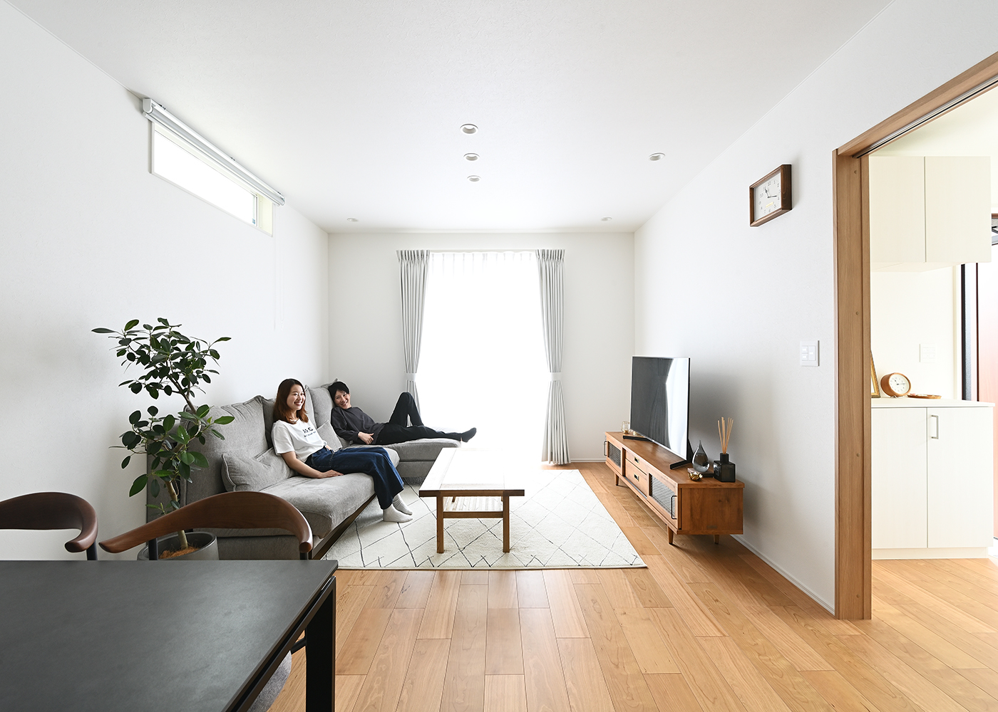 ナイスホーム【デザイン住宅、間取り】キッチンからリビング、玄関ホールまで見渡せる間取りで、家族のコミュニケーションも弾む