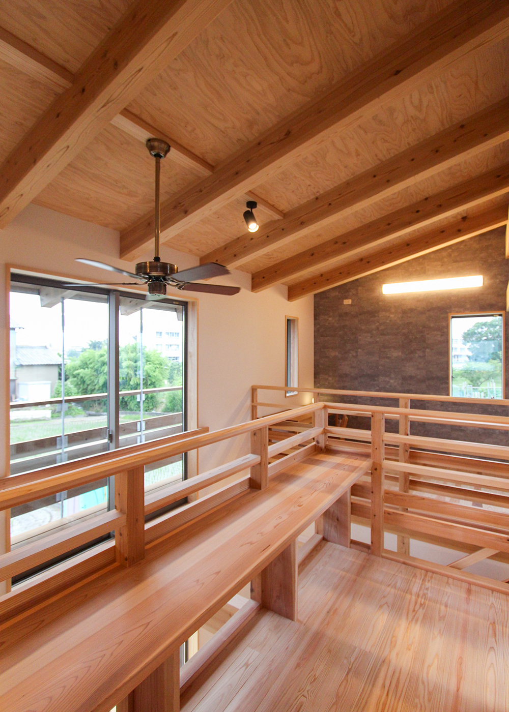 アクトホーム【子育て、自然素材、省エネ】吹き抜けと繋がる2階のホールは眺めも良く、勾配天井で開放的
