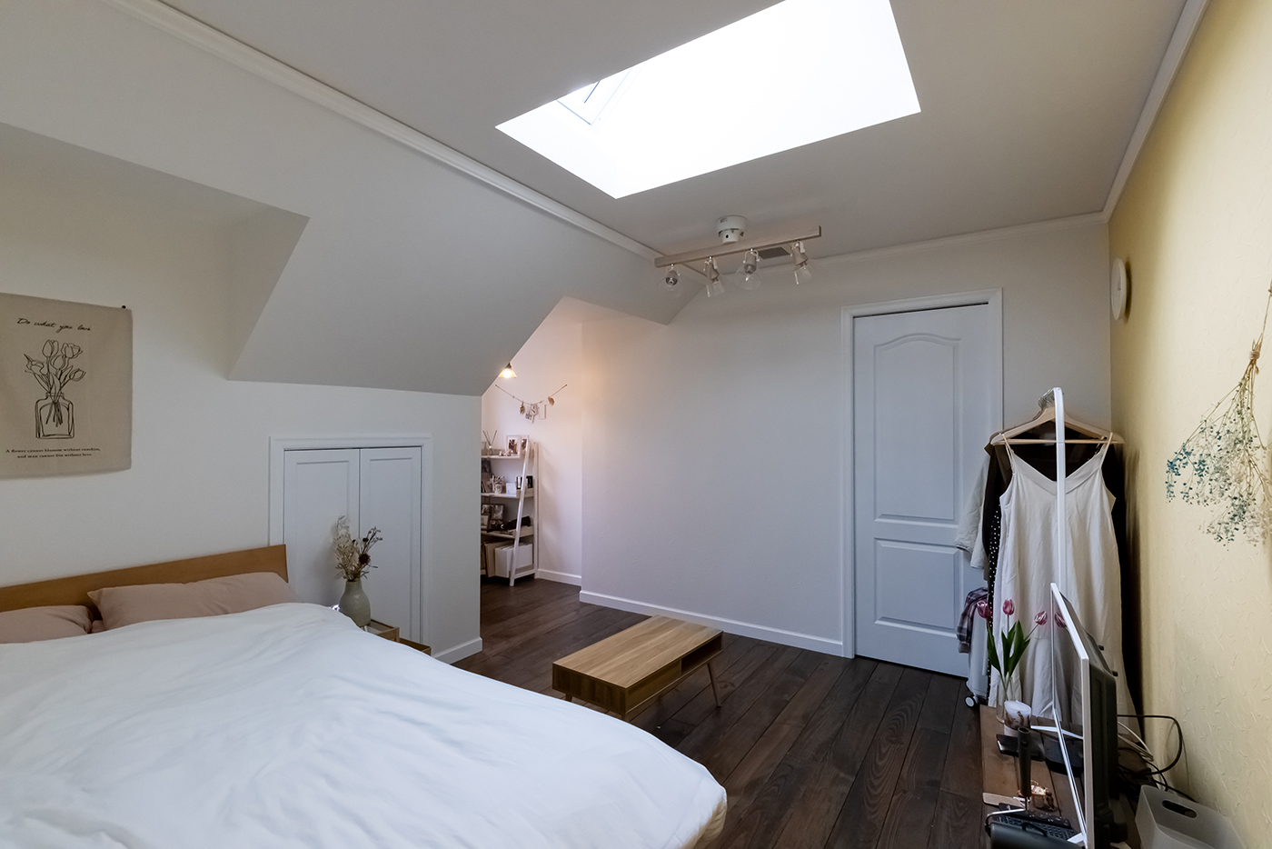 ジェネラルアメリカンホーム【輸入住宅、ペット、ガレージ】子どもたちの個室を集めた2階は、大屋根をそのまま生かした造り。天窓のおかげで方角に左右されず、自然光が差し込む