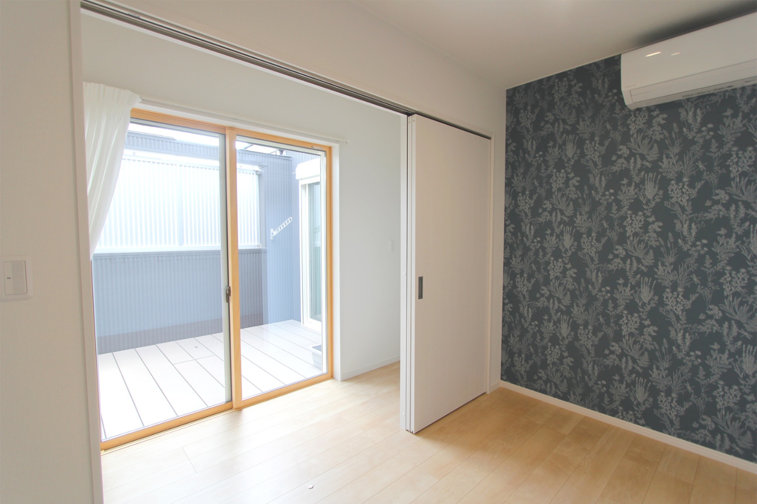 ナイスホーム｜リビングと寝室をつなぐスペースにライトコート（中庭）を設けた平屋。どの部屋へも大きな窓から自然光がたっぷり入り、開放感がある
