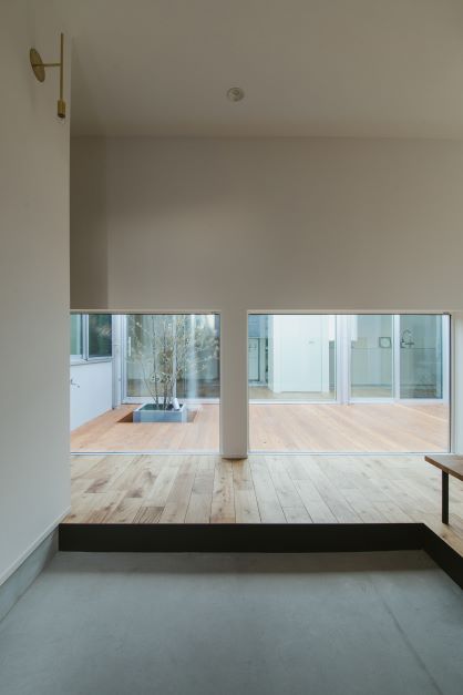 S.CONNECT（エスコネクト）【デザイン住宅、建築家、平屋】玄関土間と室内は間仕切りを作らず、中庭との繋がりを感じられる