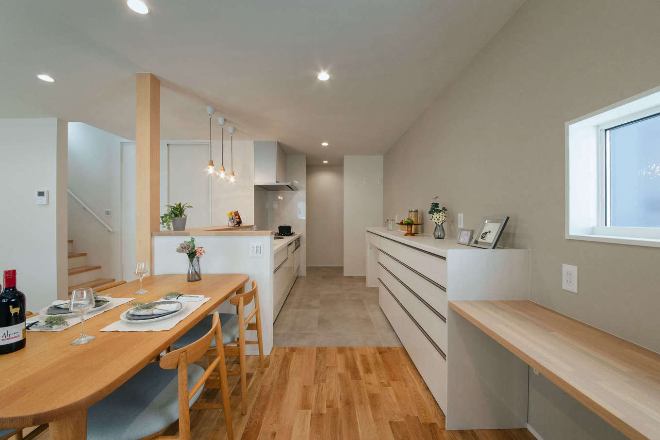 DAITOKU（大得工務店）【子育て、省エネ、建築家】汚れやすいキッチンエリアの床は、お手入れしやすいフロアタイルをセレクト。リビングとダイニングには、木のぬくもりが優しいナラの無垢床を採用