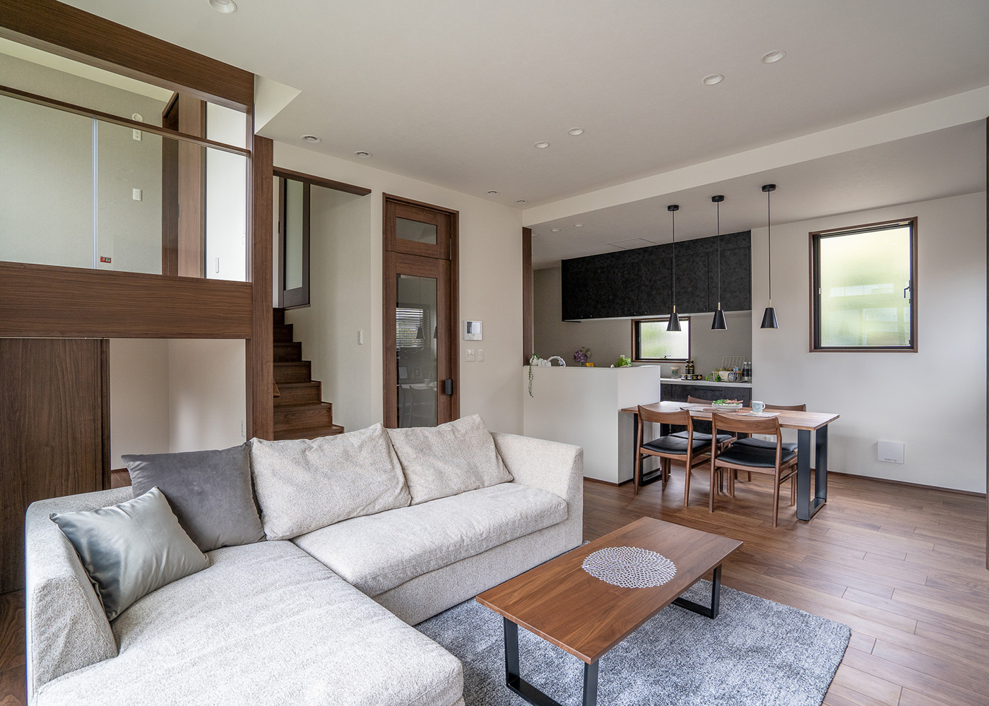 ミサワホーム甲信【デザイン住宅、収納力、間取り】吹き抜け下部の1階蔵は収納のほか、子どもの遊び場にも。キッチンからダイニングテーブルが近く配膳がしやすい