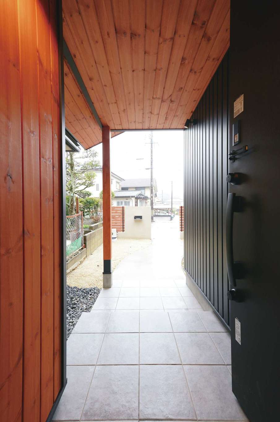深見工務店 S-style【子育て、自然素材、間取り】雨に濡れない玄関ポーチ。軒天にも無垢材を使った