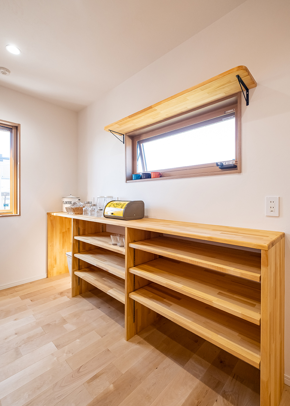 永建 -EIKEN-【デザイン住宅、省エネ、間取り】キッチンうしろのカップボード