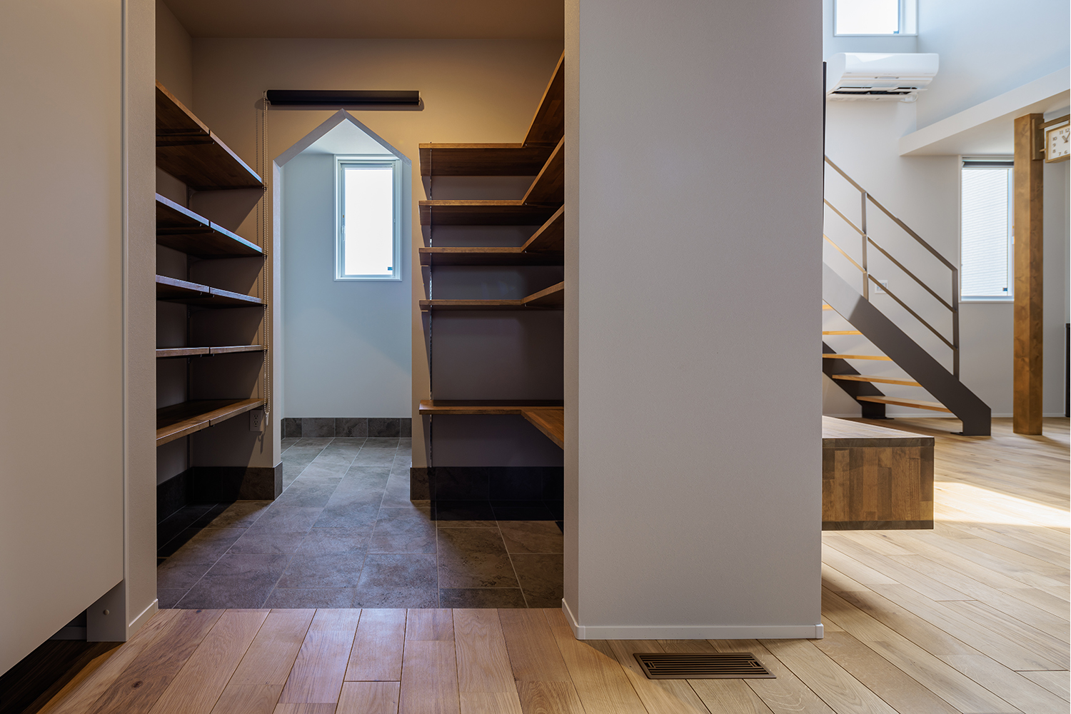 tact design firm【デザイン住宅、子育て、間取り】広々としたシューズクローク。多数の棚があり、大量の靴を収納することができる。入り口も広く、出入りがしやすい