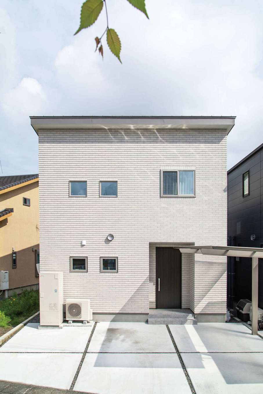 共栄住研【子育て、自然素材、省エネ】メンテナンスフリーのタイル外壁。  初期投資はかかるが、補修や張り替えのコストを考えると、50年間で100〜200万円はお得に