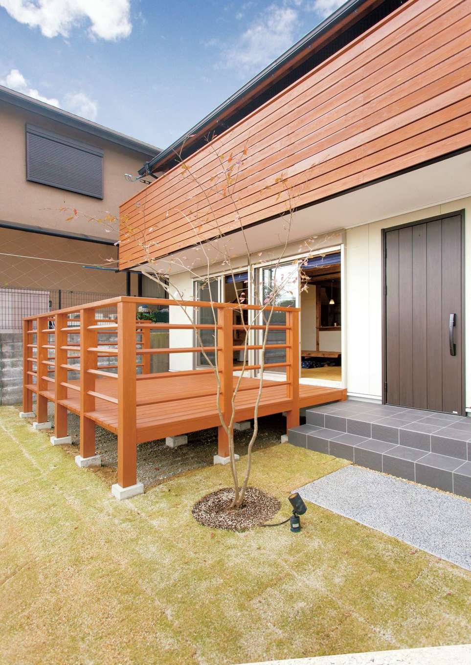 サイエンスホーム【デザイン住宅、自然素材、省エネ】外からの視線を気にせずBBQを楽しめる大きなウッドデッキ