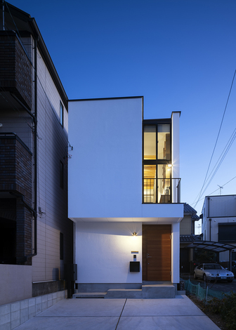 ライトアップされた夜の外観