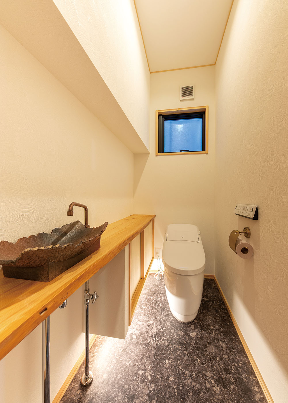 東海ハウス【和風、自然素材、間取り】トイレのカウンターはヒノキで造作。陶器の洗面ボウルは信楽焼き。間接照明とクッションフロアも素敵