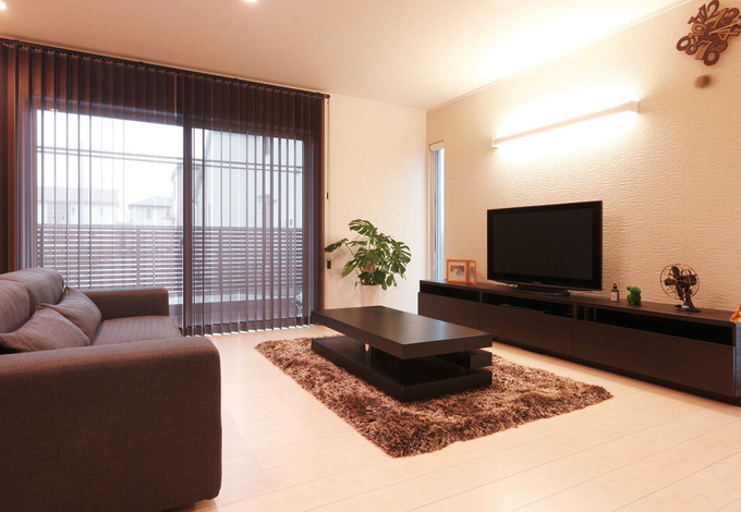 縦型や横型のスリット窓を設けることで、明るい光が差し込むリビングダイニングとなった